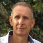 Portrait d'un homme d'âge mûr avec un fond naturel.