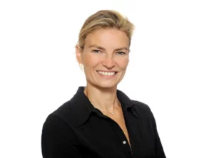 Portrait d'une femme souriante en chemise noire.