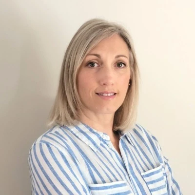 Portrait professionnel d'une consultante experte en gestion et pilotage d'entreprise pour les réseaux OptiLine et CPM.